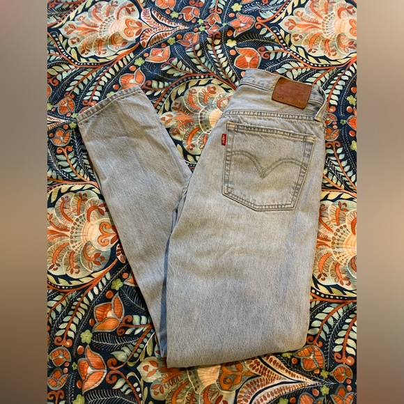 Levi’s 501 Light Wash Distressed Skinny Jeans - Picture 7 of 8